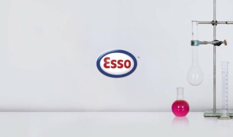 voix off flegmatique